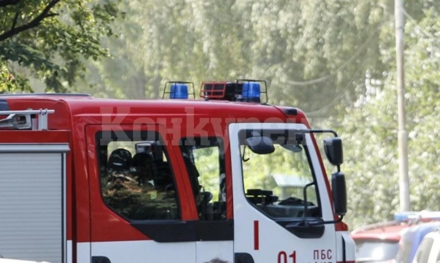 Пожарникари помагаха на медици, сваляли болни до линейките