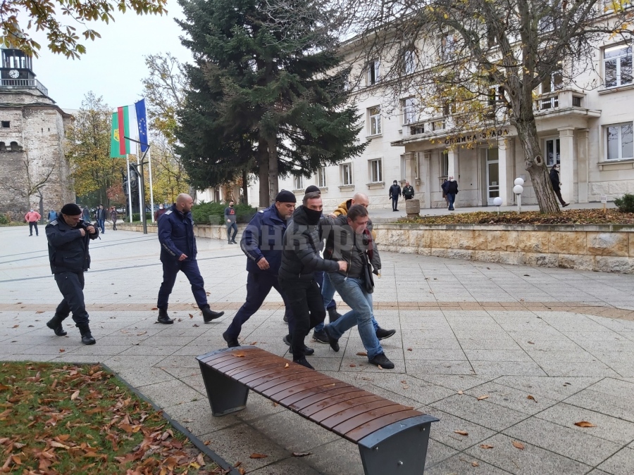 Условна присъда за Веселин, който запали колата си пред община Враца