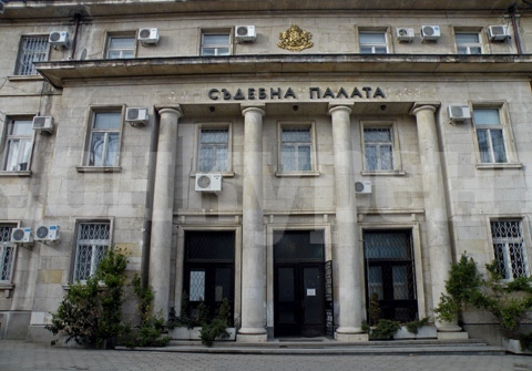 Съдът във Враца постанови „задържане под стража“ за двамата пиромани, подпалили две коли в Мездра