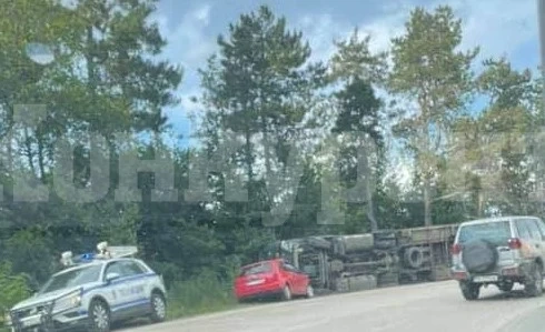 Камион с военна техника навири колела на Е-79 СНИМКИ