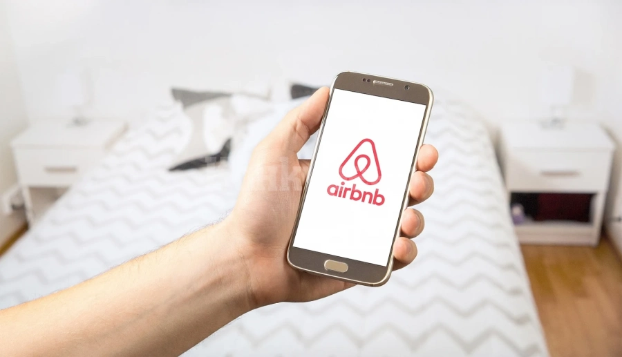 Airbnb търси 12 пътешественици да обикалят света