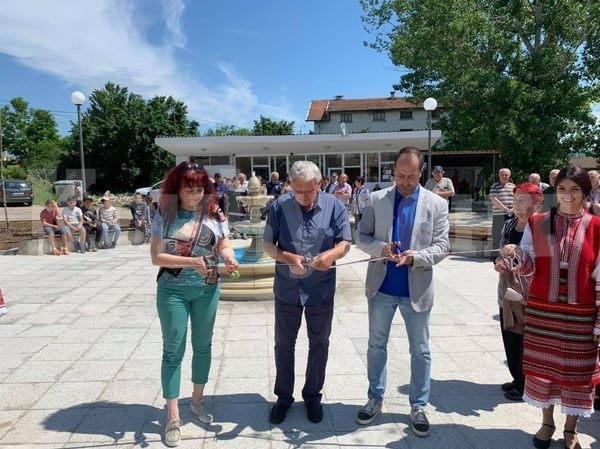 Откриха обновения площад в Голямо Пещене СНИМКИ
