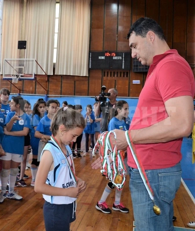 Волейболна легенда награди деца във Видин