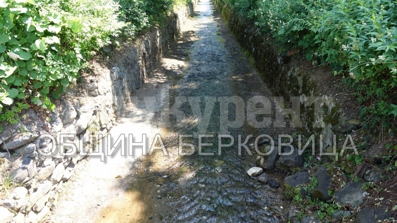 Почистват открития канал в Берковица
