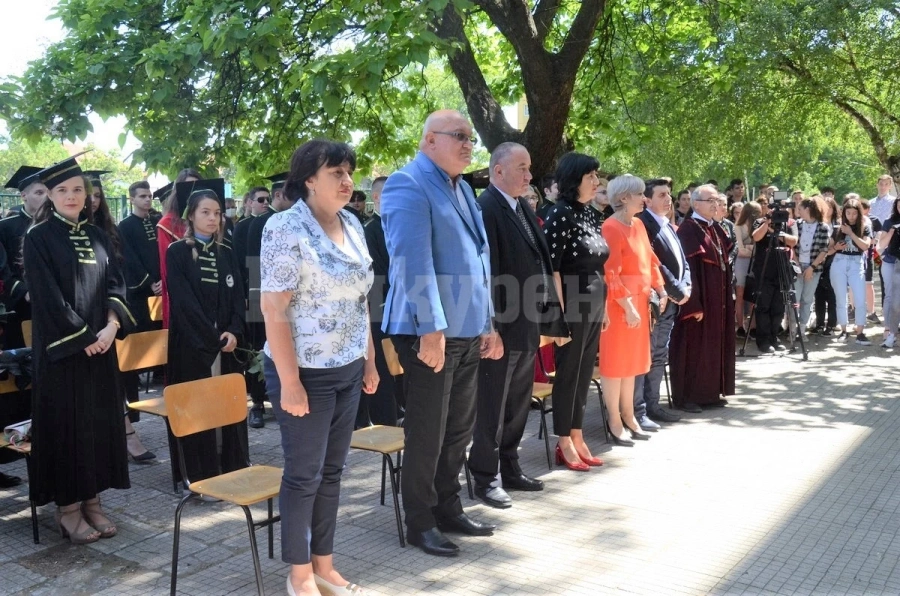 Кметът на Видин връчи дипломите на зрелостници от ГПЧЕ „Йордан Радичков“ СНИМКИ