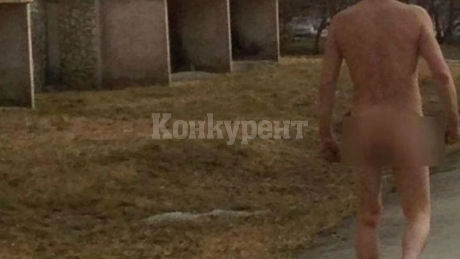 Гол мъж паникьоса цяло село, пие вода от локва и пасе трева