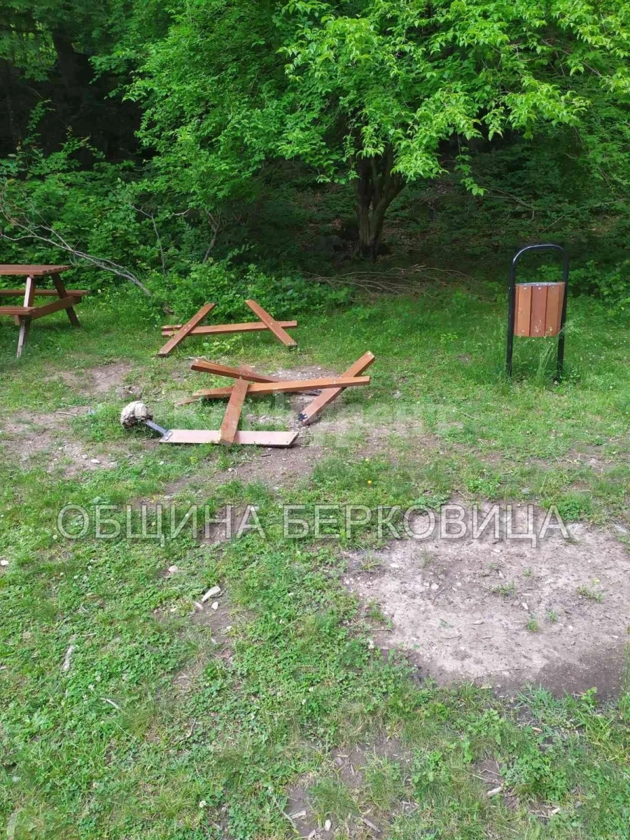 Нова вандалска проява! Хулигани потрошиха пейка в Берковица