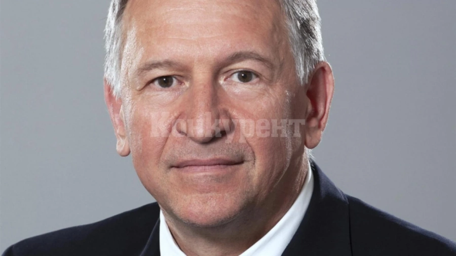 Здравният министър: Не се обмисля затягане на мерките заради новия щам