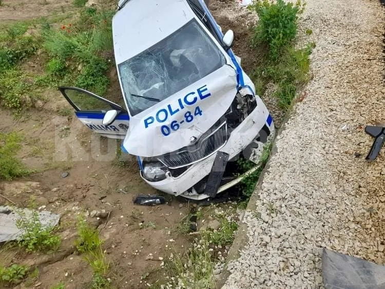 Мъж с джип се вряза в патрулка, трима са в болница СНИМКИ