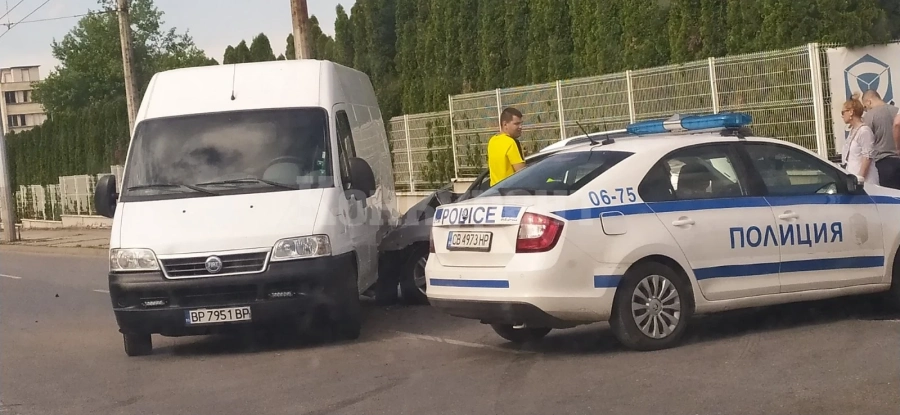 Катастрофа затапи трафика по оживен булевард във Враца СНИМКИ