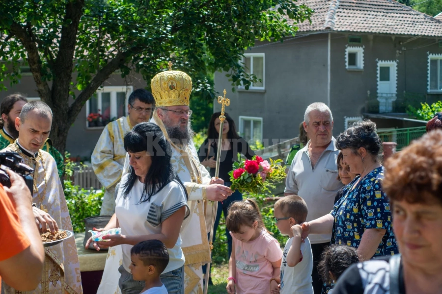 Врачанският митрополит Григорий отслужи литургия и водосвет за храмовия празник Св. Дух на църквата в Оселна