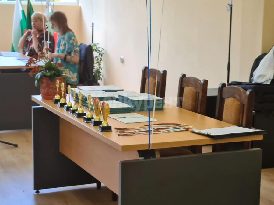 Връчиха дипломите на зрелостниците от две видински училища
