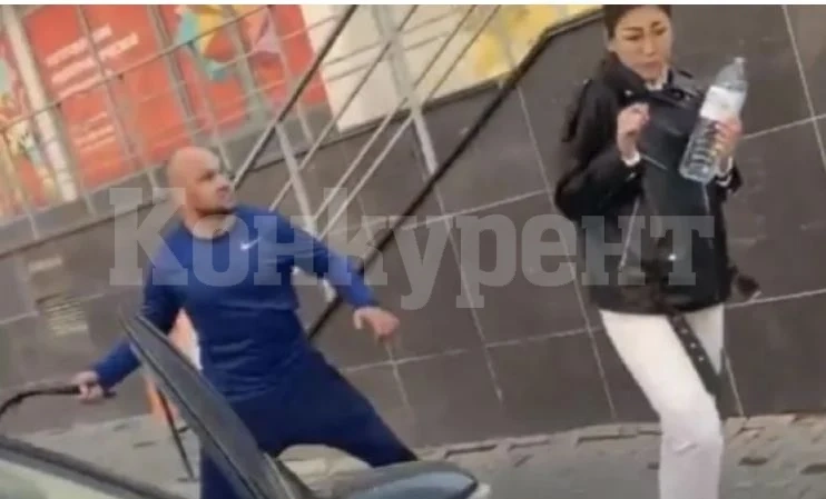 Разгневен мъж преби с колан палави девойки, в мрежата го хвалят