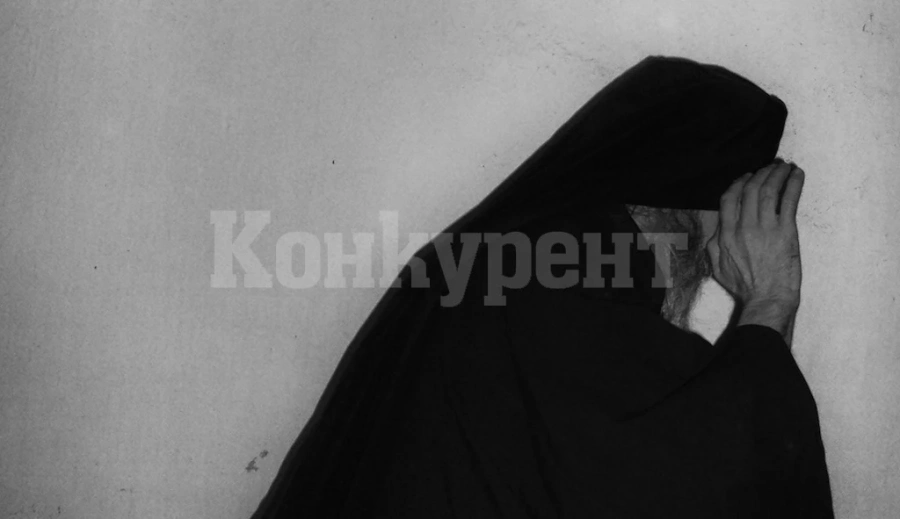 Монах-дилър заля с киселина духовници и ченгета