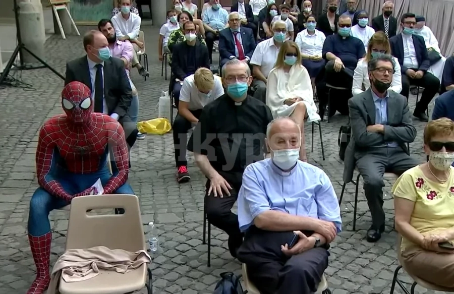 Спайдърмен се появи на аудиенция при папа Франциск ВИДЕО