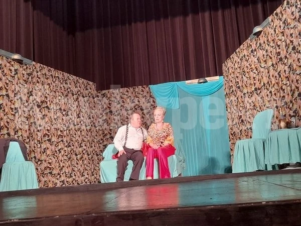 Актьори подариха на оряховската публика най-новия си спектакъл „Леща, грах и диаманти“