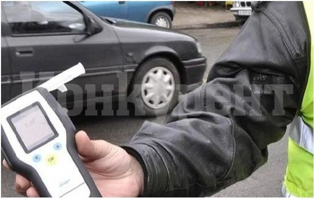 Хванаха пиян да върти волана на лека кола