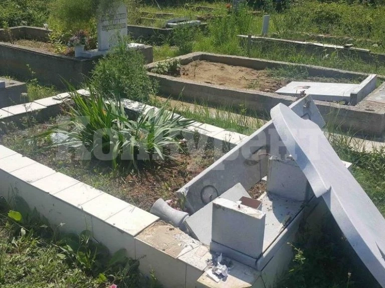 Кощунство! Потрошиха надгробни плочи в гробищния парк на Видин 
