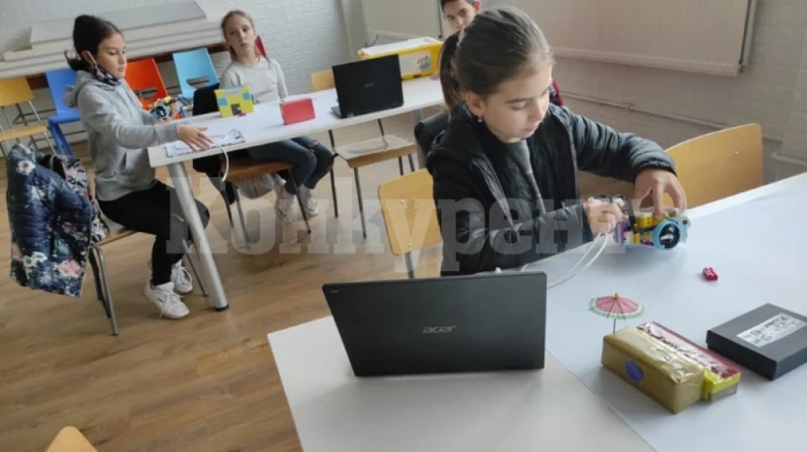 Ученици от Вършец се обучават в Център по роботика