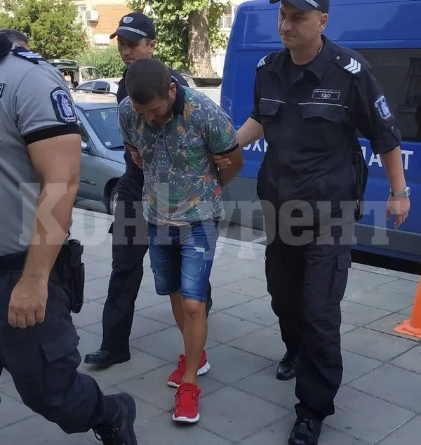Закопчаха двама автокрадци в Козлодуй, искали да отмъкнат и разфасоват лека кола