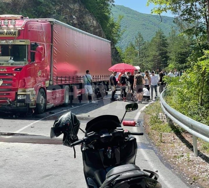 ВОЙНА ПО ПЪТИЩАТА: ТИР помете челно моторист, кола се катурна по таван на „Хемус“ 