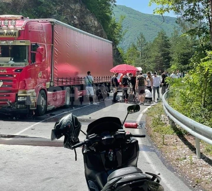 ВОЙНА ПО ПЪТИЩАТА: ТИР помете челно моторист, кола се катурна по таван на „Хемус“