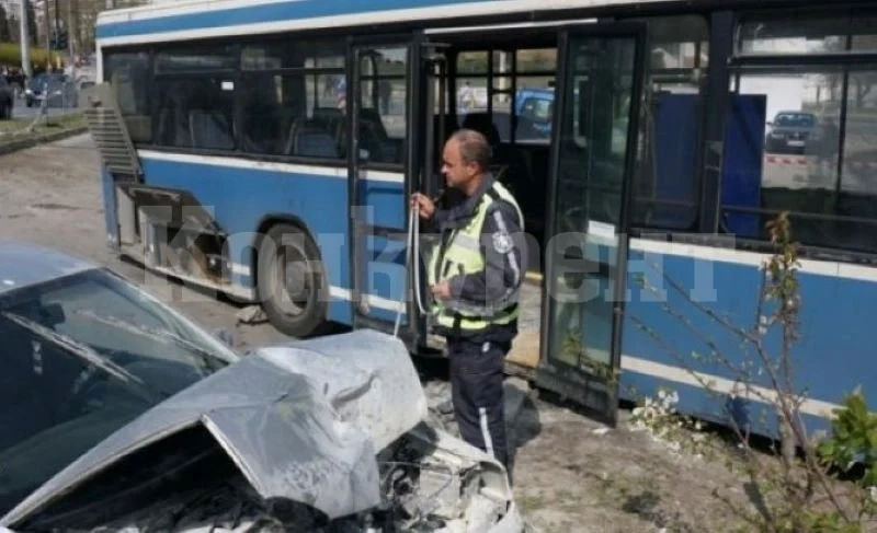 Жена загина при катастрофа между кола и автобус край Ямбол