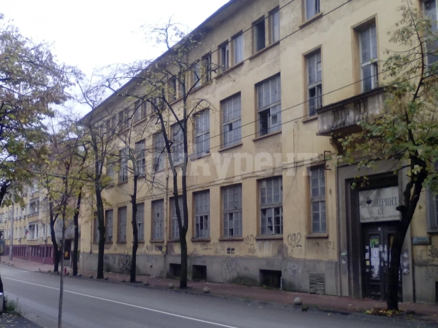 Новият собственик на печатницата във Враца я бута, още мисли какво да построи на нейно място