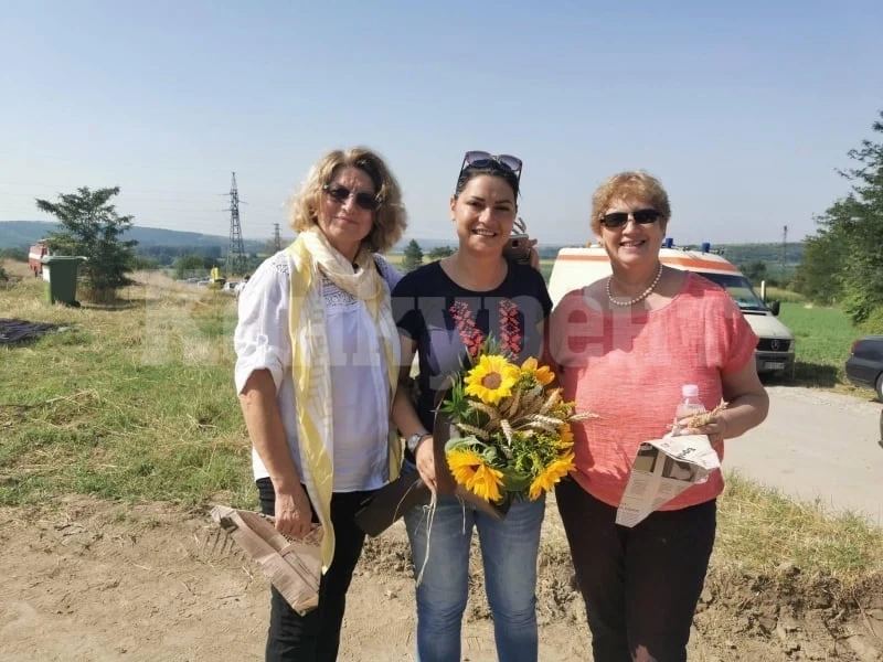 Кметици гостуваха на колежка за Празника на жътвата