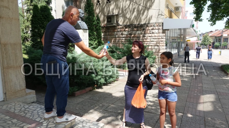ЗАРАДИ ЖЕГИТЕ: В Берковица раздават безплатно минерална вода