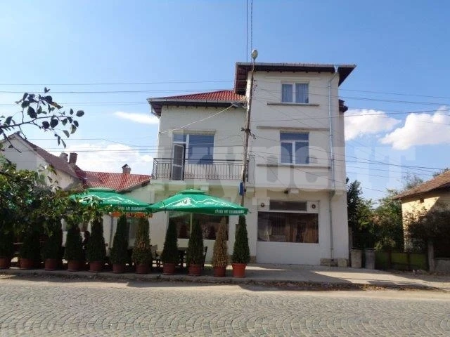  За смешни пари! НАП във Враца обяви за продан жилищна сграда с ресторант и пекарна СНИМКИ