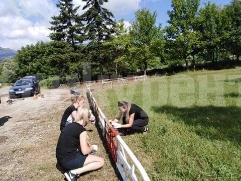 Общинари чистиха и боядисаха в парка в Копиловци СНИМКИ