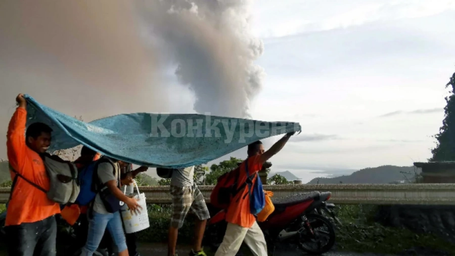 Хиляди бягат от вулкан на Филипините