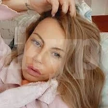 Камелия разпуска с узо на плажа