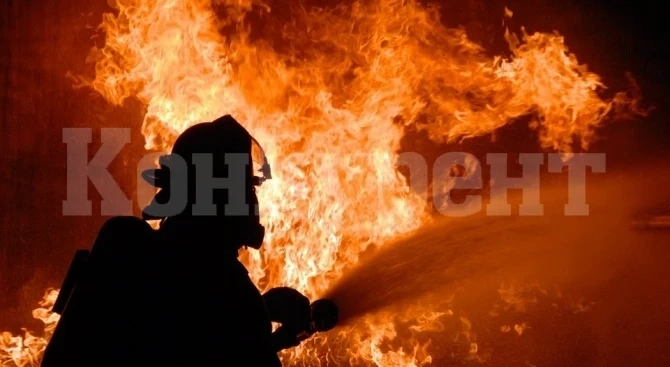 Мъж запали сухи треви, огънят изпепели бараката на съседа му