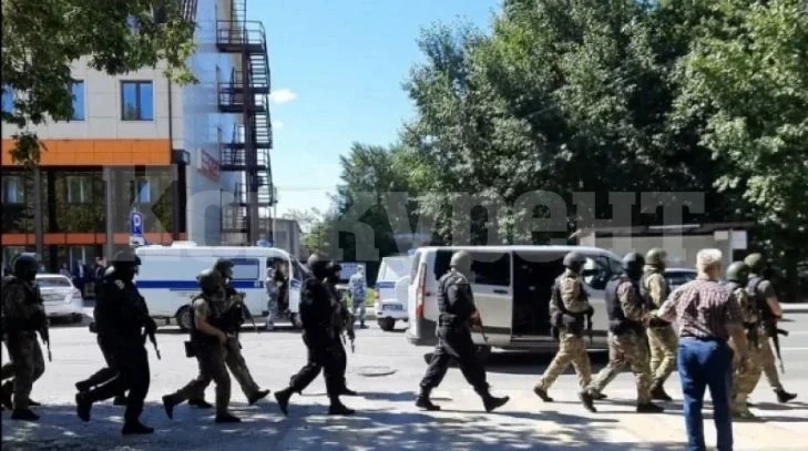 Взеха заложници в банка, похитителят плаши с опасен предмет