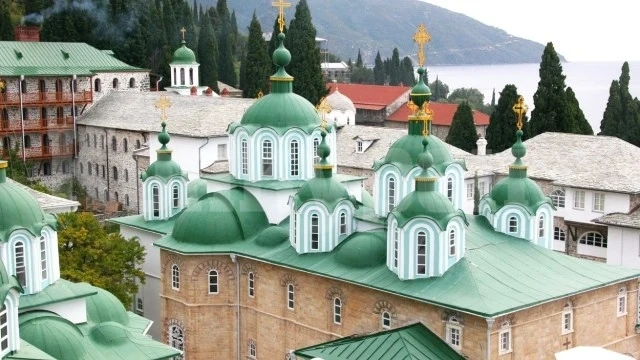 Монах от Атон е заразен с Делта варианта на COVID-19