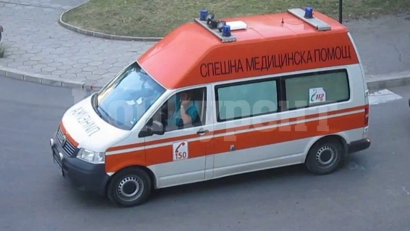  НЕЛЕП ИНЦИДЕНТ! Мъж се изпотроши след падане от покрив