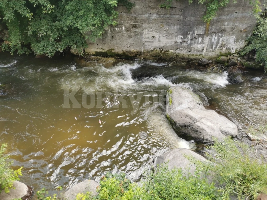 Придошли води на река Въча блокираха чешки туристи край Девин, пожарникари ги спасиха
