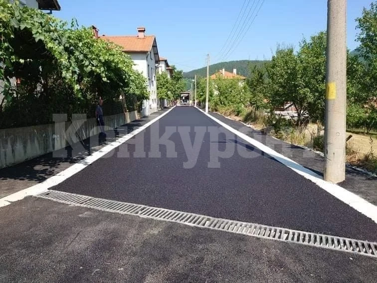 В Чипровци асфалтират ударно в жегата СНИМКИ