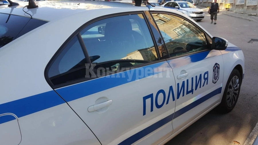 Мъж удря полицаи, разби прозореца на ареста