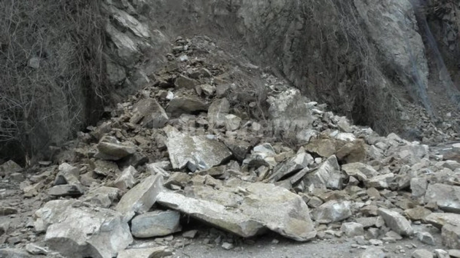 Тонове скали паднаха на пътя край Велико Търново