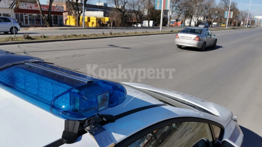 Издириха шофьор, блъснал младежи и избягал