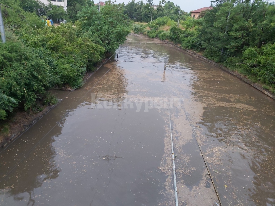 Водата в подлезите достигна метър СНИМКИ