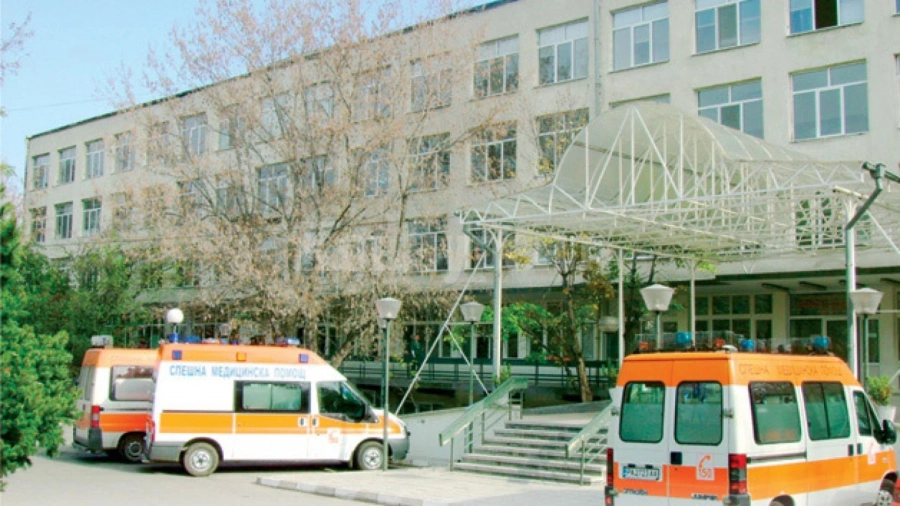 УЖАС: Роми обсадиха болницата в Пазарджик заради душено дете