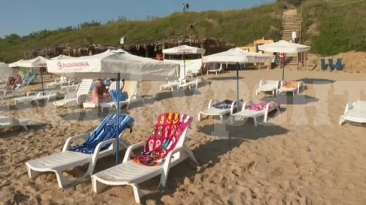 Сеир: Бой за чадъри и шезлонги на плажа в Приморско