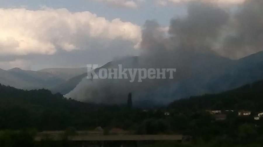 Огромен пожар бушува на старото сметището край Дупница