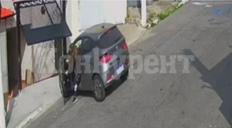 Минувачи направиха лоша услуга на жена в беда ВИДЕО