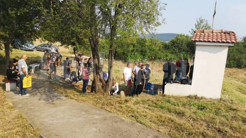 Лековитото аязмо привлича вярващи от цяла България