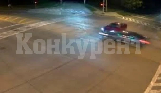 Жена нахлу в кръстовище на червено с 200 км/ч и с дете в колата ВИДЕО